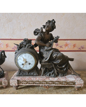 Le village de 58 brocanteurs - Garniture de Pendule ancienne en régule patiné et marbre – Sujet allégorique musical
