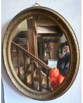 Le village de 58 brocanteurs - Miroir ancien ovale – Cadre en bois sculpté et doré – époque Napoléon III