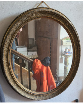 Le village de 58 brocanteurs - Miroir ancien ovale – Cadre en bois sculpté et doré – époque Napoléon III