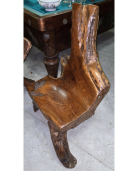 Le village de 58 brocanteurs - Fauteuil sculptural en bois massif – Pièce unique, design organique