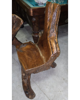 Le village de 58 brocanteurs - Fauteuil sculptural en bois massif – Pièce unique, design organique