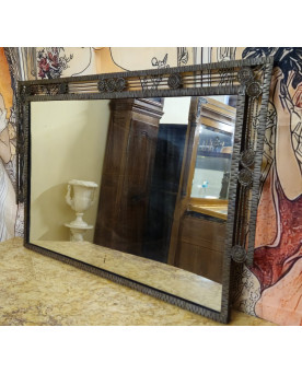 Le village de 58 brocanteurs - Grand miroir époque Art Déco en fer martelé – Décor géométrique à rosaces
