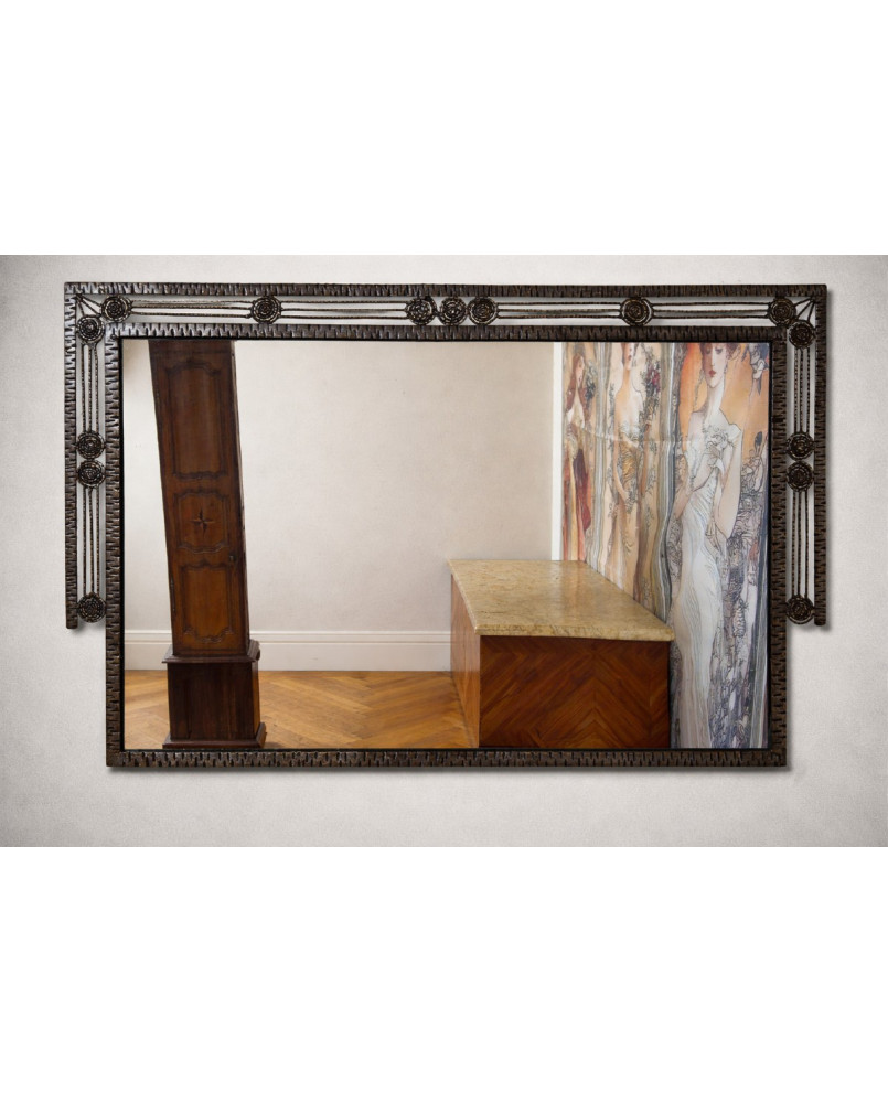 Le village de 58 brocanteurs - Grand miroir époque Art Déco en fer martelé – Décor géométrique à rosaces