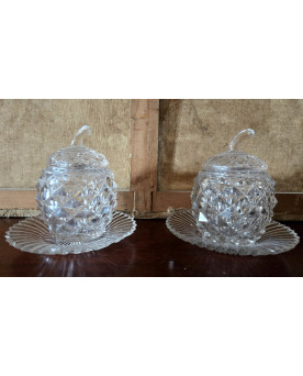 Le village de 58 brocanteurs - Paire de pots couverts en ananas en cristal taillé avec présentoirs – H 19 cm
