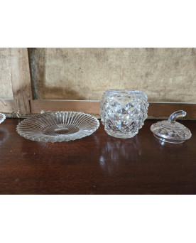 Le village de 58 brocanteurs - Paire de pots couverts en ananas en cristal taillé avec présentoirs – H 19 cm
