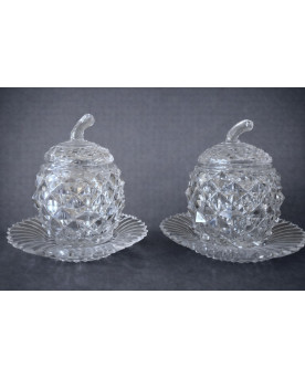 Le village de 58 brocanteurs - Paire de pots couverts en ananas en cristal taillé avec présentoirs – H 19 cm