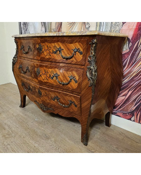 Le village de 58 brocanteurs - Commode galbée style Louis XV marquetée – Plateau marbre – Bronzes dorés -