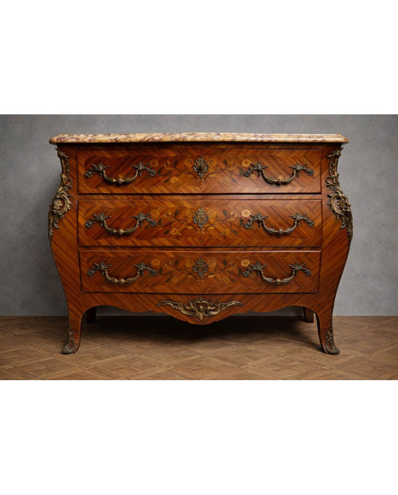Le village de 58 brocanteurs - Commode galbée style Louis XV marquetée – Plateau marbre – Bronzes dorés -