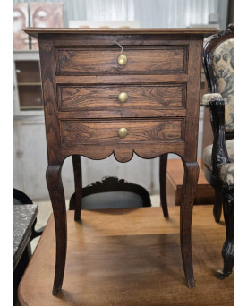 Le village de 58 brocanteurs - Petite commode / chiffonnier / chevet ancien 3 tiroirs / style Louis XV / chene massif