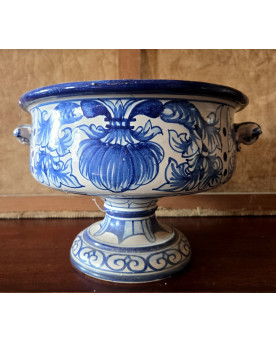 Le village de 58 brocanteurs - Antoine Montagnon a Nevers : Coupe sur pied en faïence décor bleu