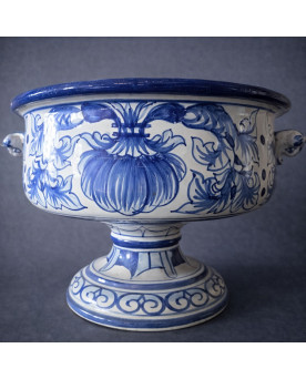 Le village de 58 brocanteurs - Antoine Montagnon a Nevers : Coupe sur pied en faïence décor bleu