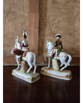 Le village de 58 brocanteurs - Paire de sujets en porcelaine – Cavaliers Empire – Garde Impériale & A. Cheval / Bessières