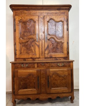 Le village de 58 brocanteurs - Buffet Bressan a deux corps époque Louis XV en noyer et orme