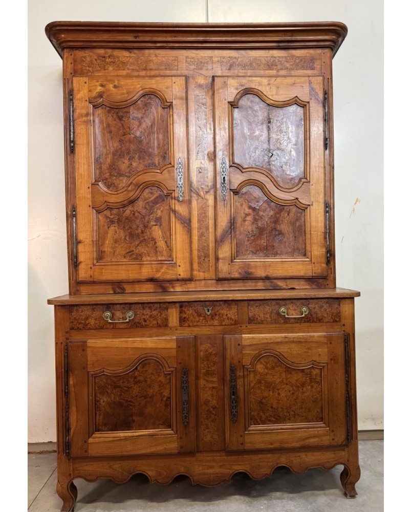 Le village de 58 brocanteurs - Buffet Bressan a deux corps époque Louis XV en noyer et orme