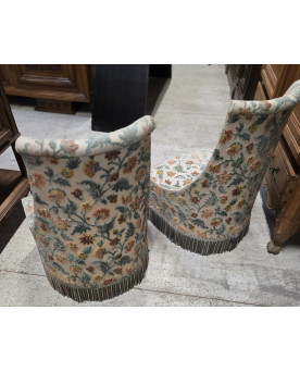 Le village de 58 brocanteurs - Paire de fauteuils crapaud / Napoléon III – tissu floral – jupe à franges