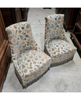 Le village de 58 brocanteurs - Paire de fauteuils crapaud / Napoléon III – tissu floral – jupe à franges