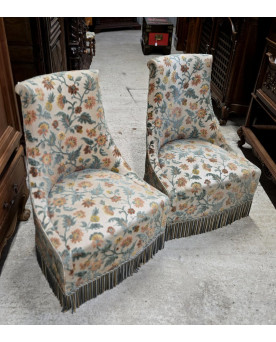 Le village de 58 brocanteurs - Paire de fauteuils crapaud / Napoléon III – tissu floral – jupe à franges