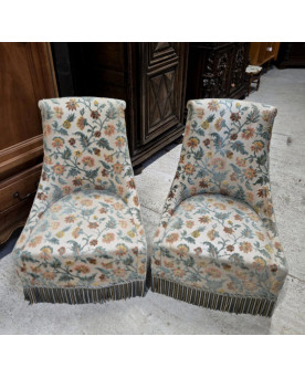 Le village de 58 brocanteurs - Paire de fauteuils crapaud / Napoléon III – tissu floral – jupe à franges