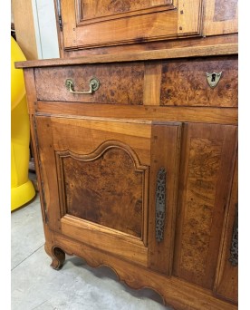 Le village de 58 brocanteurs - Buffet Bressan a deux corps époque Louis XV en noyer et orme
