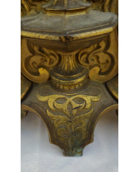 Le village de 58 brocanteurs - Pendule religieuse néogothique en bronze doré et porcelaine – XIXe siècle –