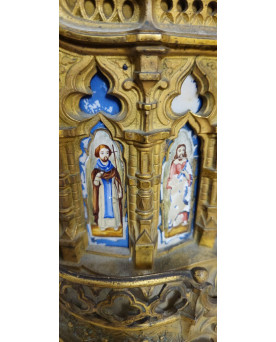 Le village de 58 brocanteurs - Pendule religieuse néogothique en bronze doré et porcelaine – XIXe siècle –