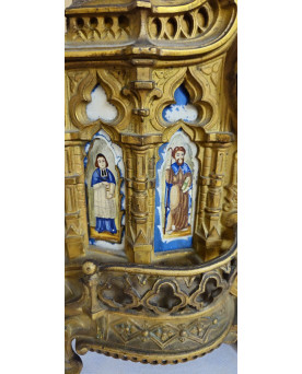 Le village de 58 brocanteurs - Pendule religieuse néogothique en bronze doré et porcelaine – XIXe siècle –