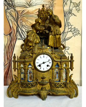 Le village de 58 brocanteurs - Pendule religieuse néogothique en bronze doré et porcelaine – XIXe siècle –