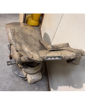 Le village de 58 brocanteurs -Design des années 50 : original fauteuil de barbier ou dentiste