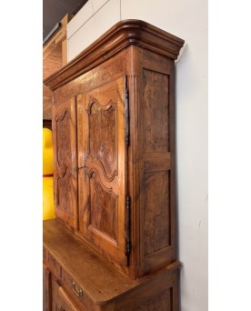 Le village de 58 brocanteurs - Buffet Bressan a deux corps époque Louis XV en noyer et orme