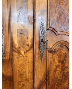 Le village de 58 brocanteurs - Buffet Bressan a deux corps époque Louis XV en noyer et orme