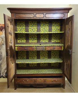 Le village de 58 brocanteurs - Grande armoire ancienne en noyer et ronce – époque Louis XV