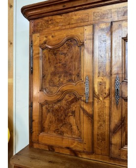 Le village de 58 brocanteurs - Buffet Bressan a deux corps époque Louis XV en noyer et orme
