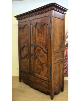 Le village de 58 brocanteurs - Grande armoire ancienne en noyer et ronce – époque Louis XV
