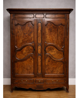 Le village de 58 brocanteurs - Grande armoire ancienne en noyer et ronce – époque Louis XV