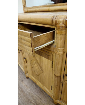Le village de 58 brocanteurs - Grand buffet en bambou et rotin avec miroir – Style Vintage / années 1970