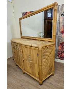 Le village de 58 brocanteurs - Grand buffet en bambou et rotin avec miroir – Style Vintage / années 1970
