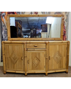 Le village de 58 brocanteurs - Grand buffet en bambou et rotin avec miroir – Style Vintage / années 1970