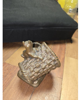 Le village de 58 brocanteurs - Sujet ancien en bronze / vide-poche marqué « Au Chat ! Au Chat ! » – décor chat et panier