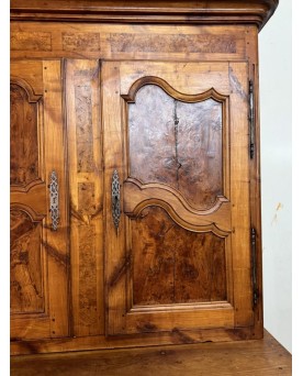 Le village de 58 brocanteurs - Buffet Bressan a deux corps époque Louis XV en noyer et orme