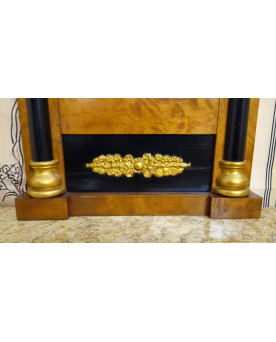 Le village de 58 brocanteurs - Miroir d’époque Empire en bois doré et noirci – Fronton coquille – XIXe siècle