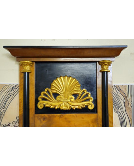 Le village de 58 brocanteurs - Miroir d’époque Empire en bois doré et noirci – Fronton coquille – XIXe siècle