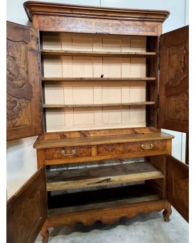 Le village de 58 brocanteurs - Buffet Bressan a deux corps époque Louis XV en noyer et orme
