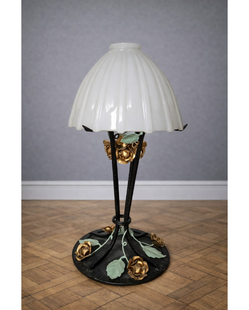 Le village de 58 brocanteurs - Lampe de table Art Déco – fer forgé et opaline blanche – H 58 cm