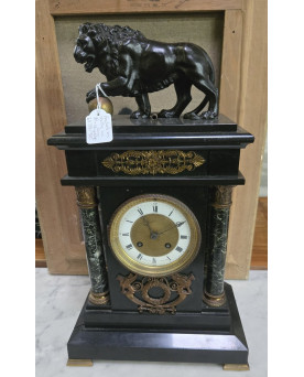 Le village de 58 brocanteurs - Pendule XIXe siècle style Empire au lion en bronze patiné – Marbre noir
