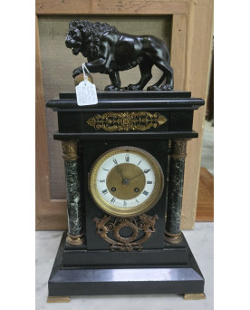Le village de 58 brocanteurs - Pendule XIXe siècle style Empire au lion en bronze patiné – Marbre noir