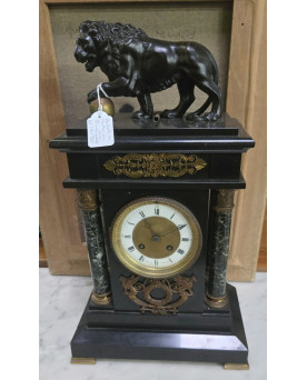 Le village de 58 brocanteurs - Pendule XIXe siècle style Empire au lion en bronze patiné – Marbre noir