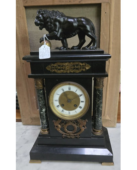 Le village de 58 brocanteurs - Pendule XIXe siècle style Empire au lion en bronze patiné – Marbre noir