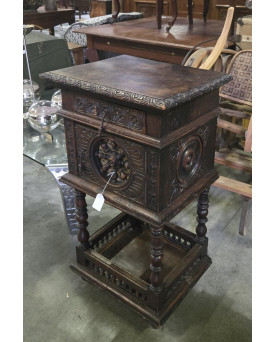 Le village de 58 brocanteurs - Meuble d’appoint / chevet Breton ancien en chene sculpté / XIXeme