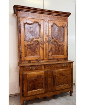 Le village de 58 brocanteurs - Buffet Bressan a deux corps époque Louis XV en noyer et orme