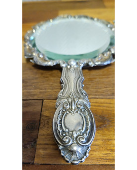 Le village de 58 brocanteurs - Miroir à main ancien en métal argenté – Style Louis XV Rocaille – Décor coquille & volutes
